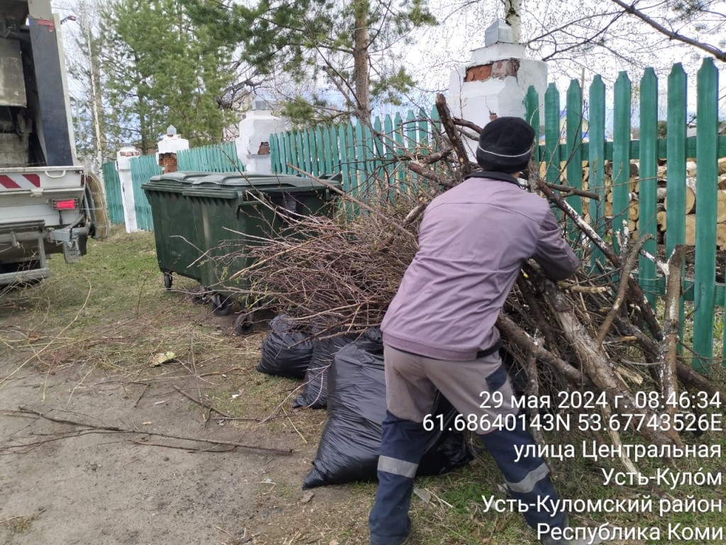 Региональный оператор Севера помогает Усть-Кулому вычистить контейнерные площадки, заваленные отходами от субботников