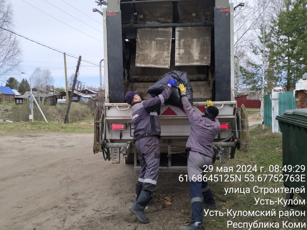 Региональный оператор Севера помогает Усть-Кулому вычистить контейнерные площадки, заваленные отходами от субботников